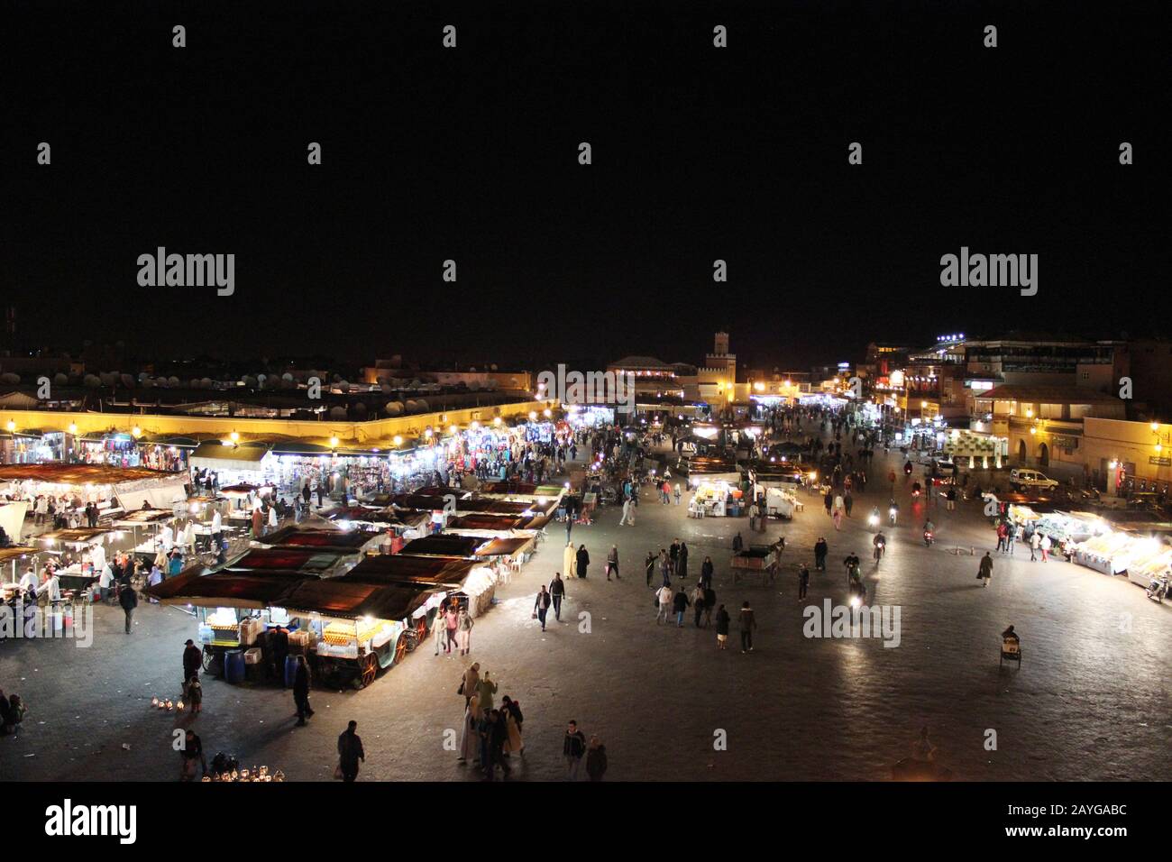 La place Jemaa el-FnaThis square est l'emblème de la ville et a été classé site du patrimoine mondial par l'UNESCO. Banque D'Images