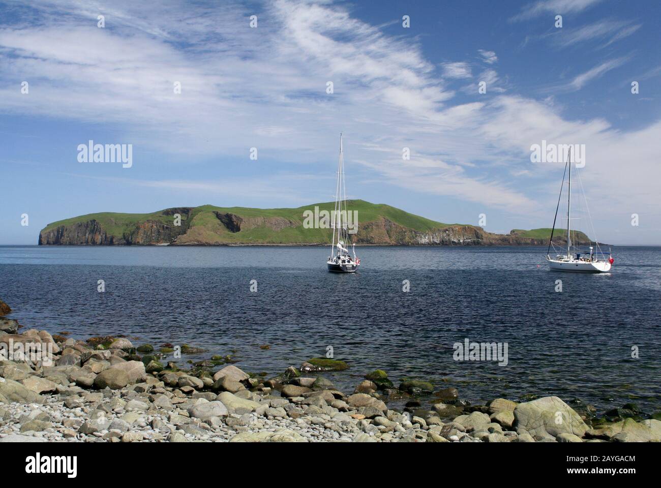 Yachts à voile à Anchor et Eilean Mhuire, de Mol Mor entre Garbh Eilean et Eilean A Tighe, Shiant Islands, Western Isles, Ecosse Banque D'Images