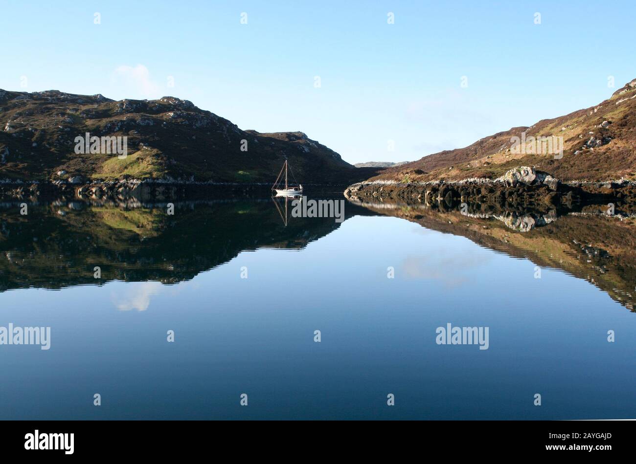 Yacht Ancré Dans La Piscine Des Sorcières, Loch Mharabhig, Île De Lewis, Îles Occidentales, Écosse Banque D'Images