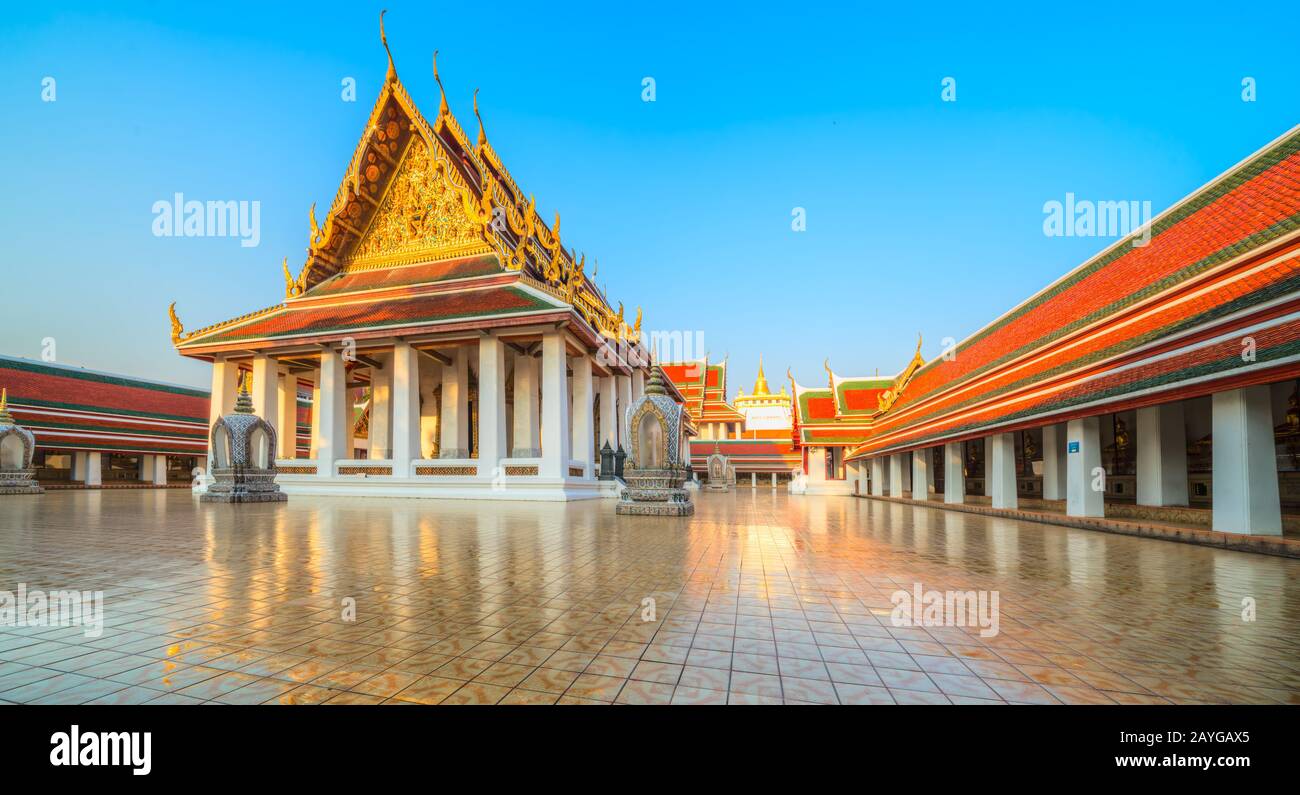 Complexe du temple bouddhiste de Bangkok, Golden Mountain, Wat Ratchanatdram et Loha Prasat. Bangkok, Thaïlande. Banque D'Images