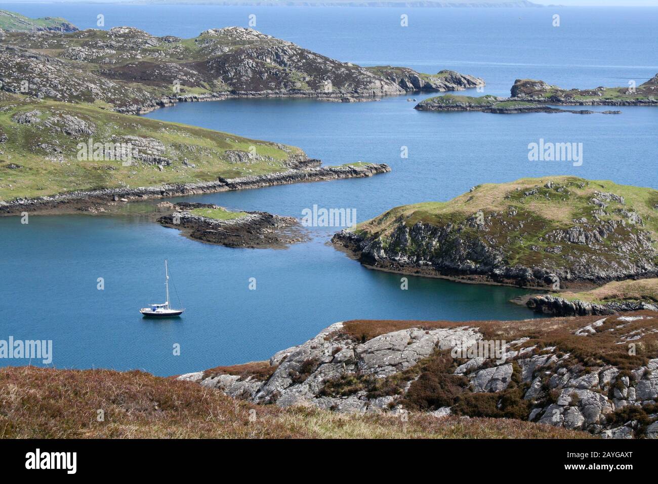 Yacht à voile ancré dans la piscine des sorcières, Loch Mharabhig, île de Lewis, îles occidentales, Écosse Banque D'Images