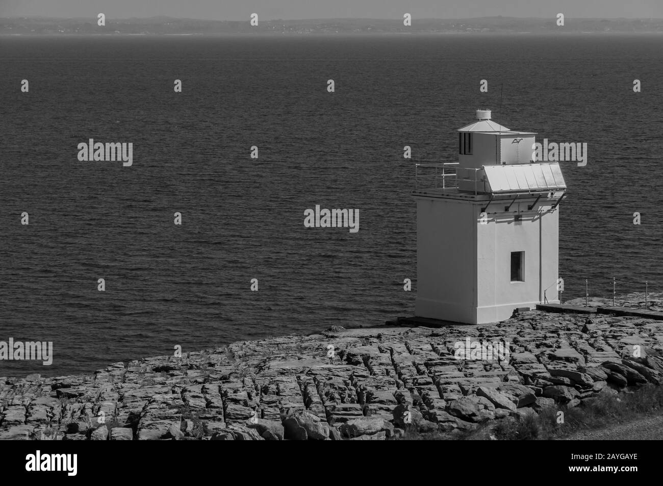 Irlande, parc national de Burren (Boireann), vue sur l'océan surplombant les îles d'Aran. Banque D'Images