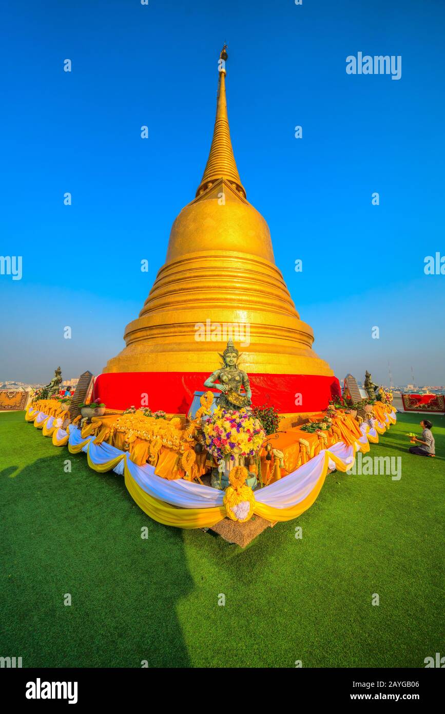 Complexe du temple bouddhiste de Bangkok, Golden Mountain, Wat Ratchanatdram et Loha Prasat. Bangkok, Thaïlande. Banque D'Images
