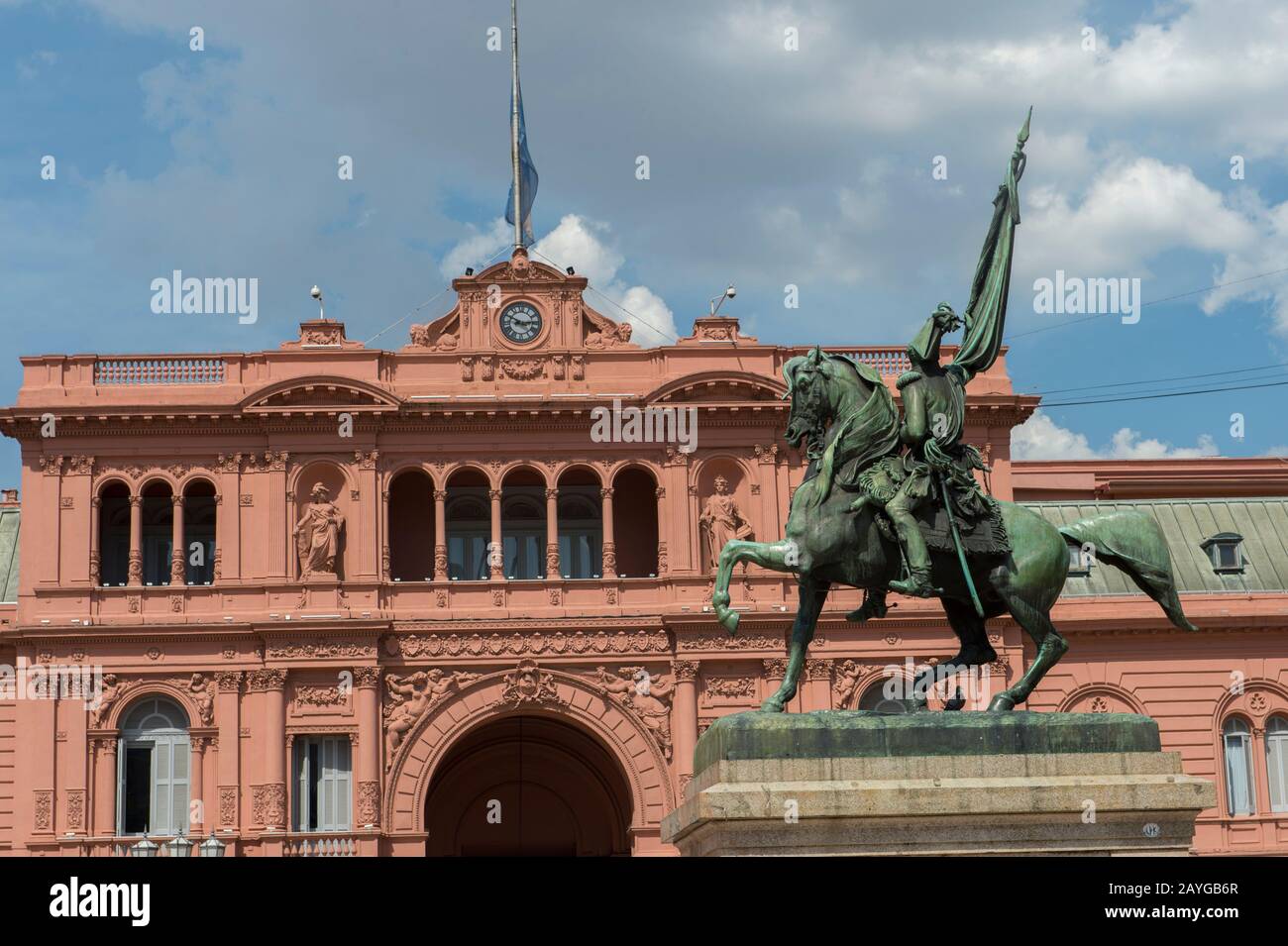 Plaza de Mayo à Buenos Aires, Argentine avec statue équestre en bronze du général Manuel Belgrano et Casa Rosada (Palais présidentiel) dans l'arrière-gro Banque D'Images