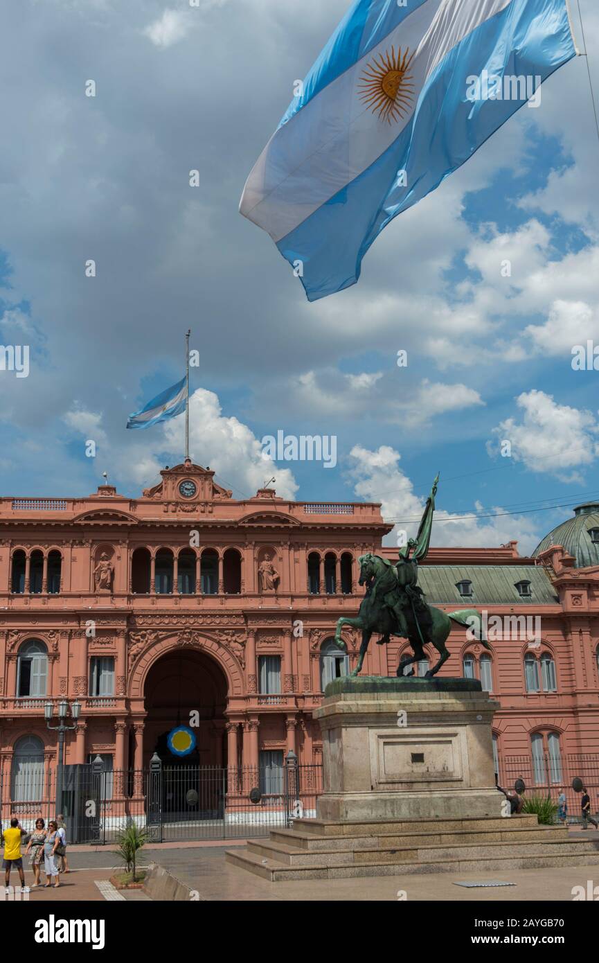 Plaza de Mayo à Buenos Aires, Argentine avec statue équestre en bronze du général Manuel Belgrano et Casa Rosada (Palais présidentiel) dans l'arrière-gro Banque D'Images