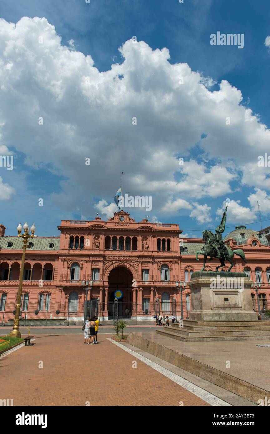 Plaza de Mayo à Buenos Aires, Argentine avec statue équestre en bronze du général Manuel Belgrano et Casa Rosada (Palais présidentiel) dans l'arrière-gro Banque D'Images