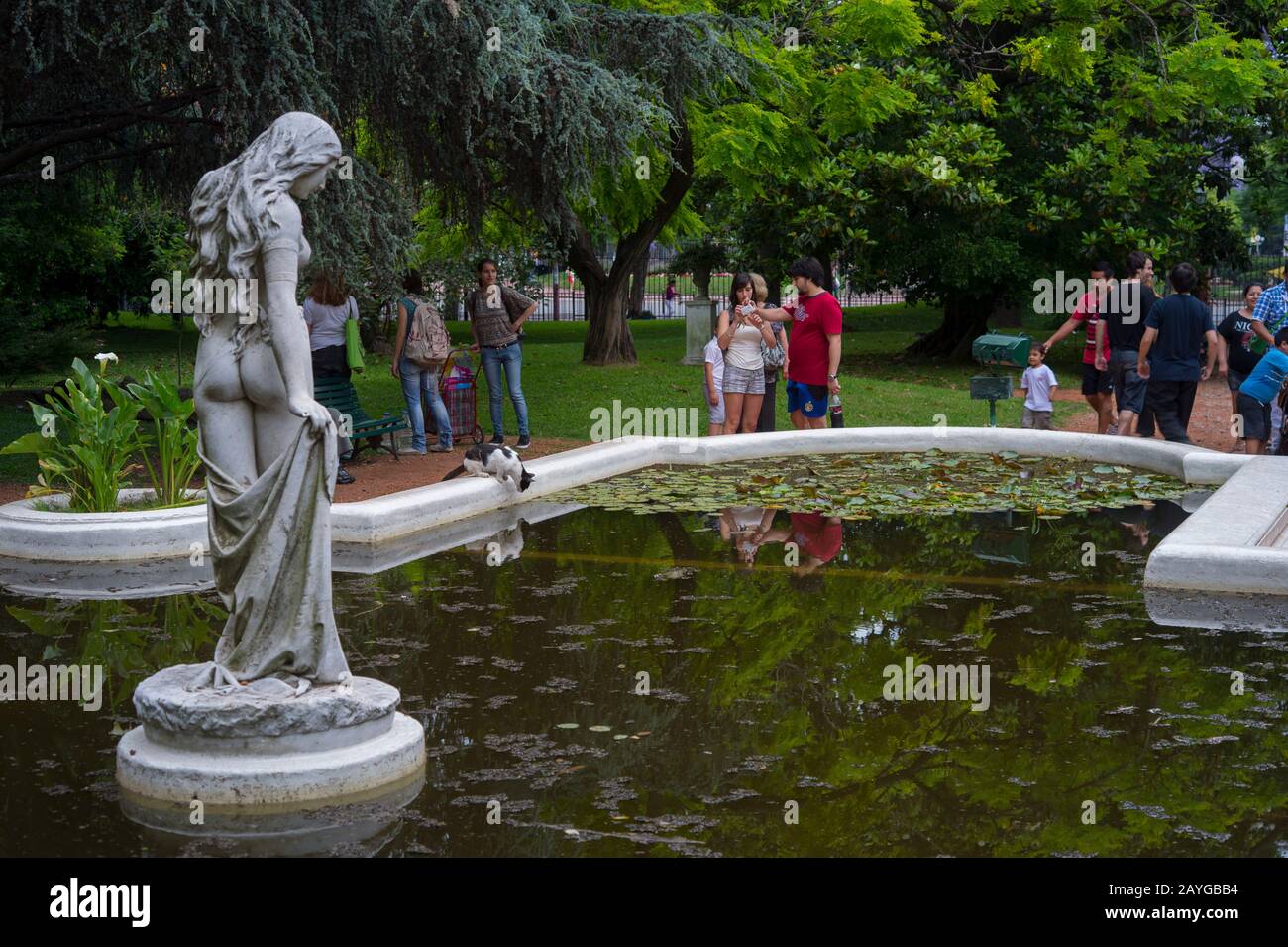 Les gens regardant la statue au jardin botanique de Buenos Aires, Argentine. Banque D'Images