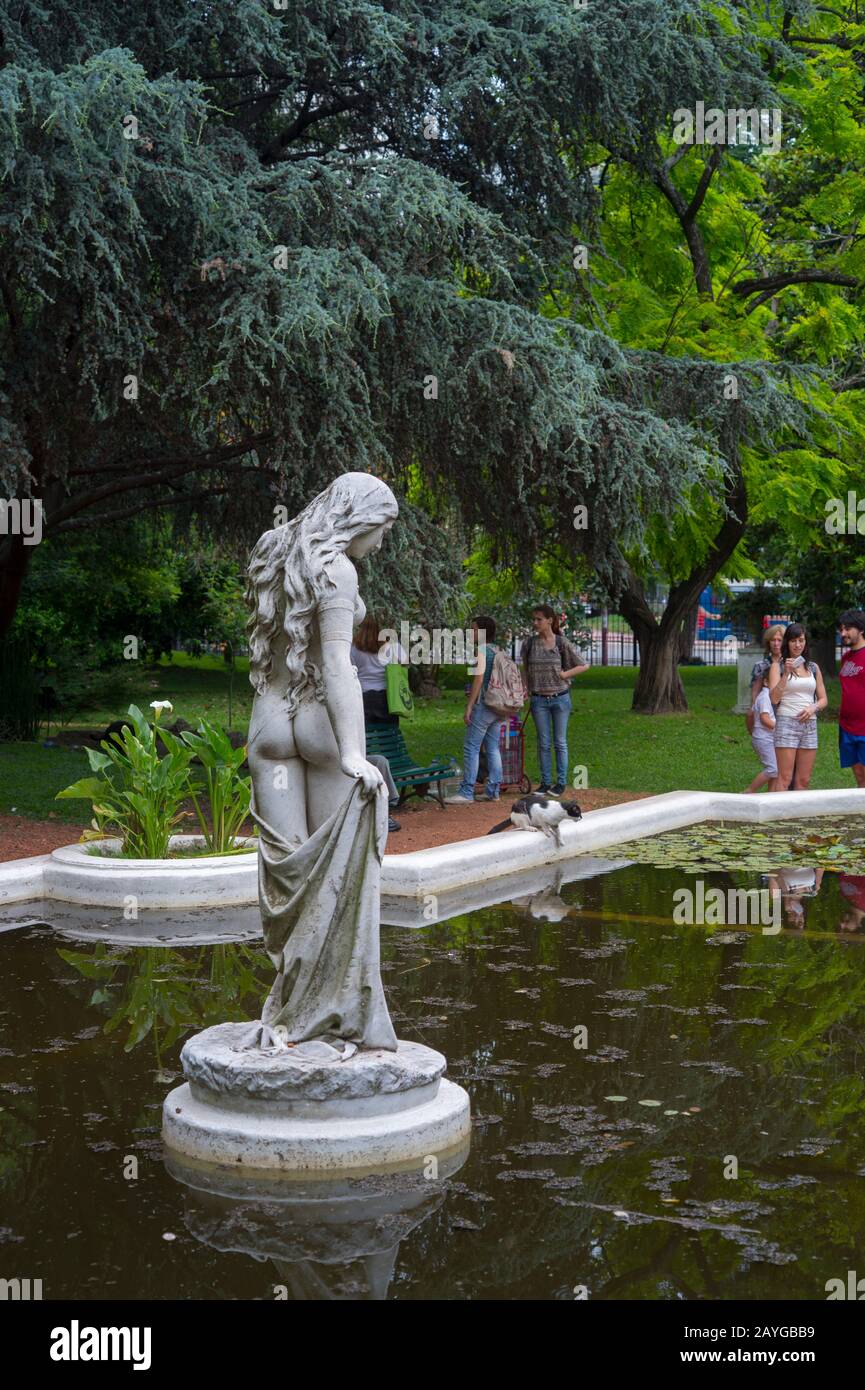 Les gens regardant la statue au jardin botanique de Buenos Aires, Argentine. Banque D'Images