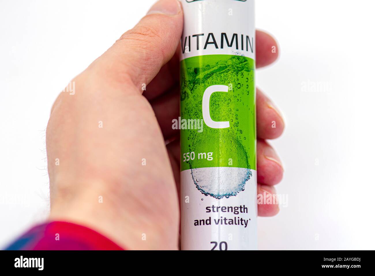 Berlin - FÉVRIER 15: Homme tenant un Pack avec vitamine C par Swiss Company Dr. Frei à Berlin le 15 Février. 2020 en Allemagne Banque D'Images