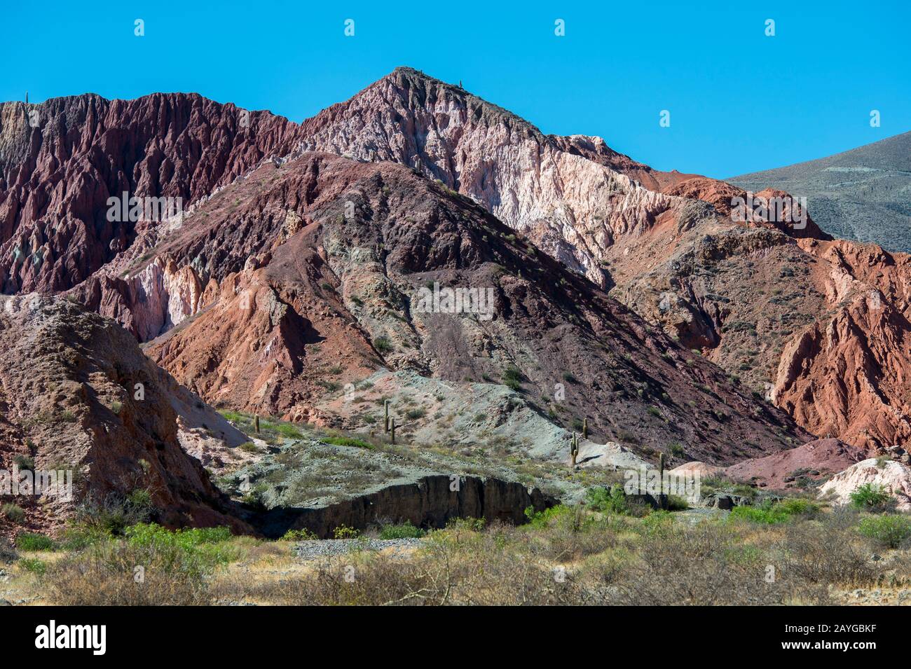Formations rocheuses colorées créées par l'érosion dans les Andes près de Purmamarca, province de Jujuy, Argentine. Banque D'Images