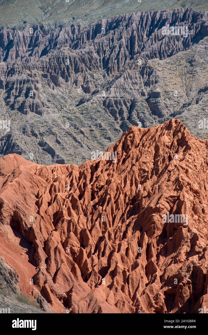 Vue sur les formations rocheuses colorées créées par l'érosion dans les Andes près de Purmamarca, province de Jujuy, Argentine. Banque D'Images