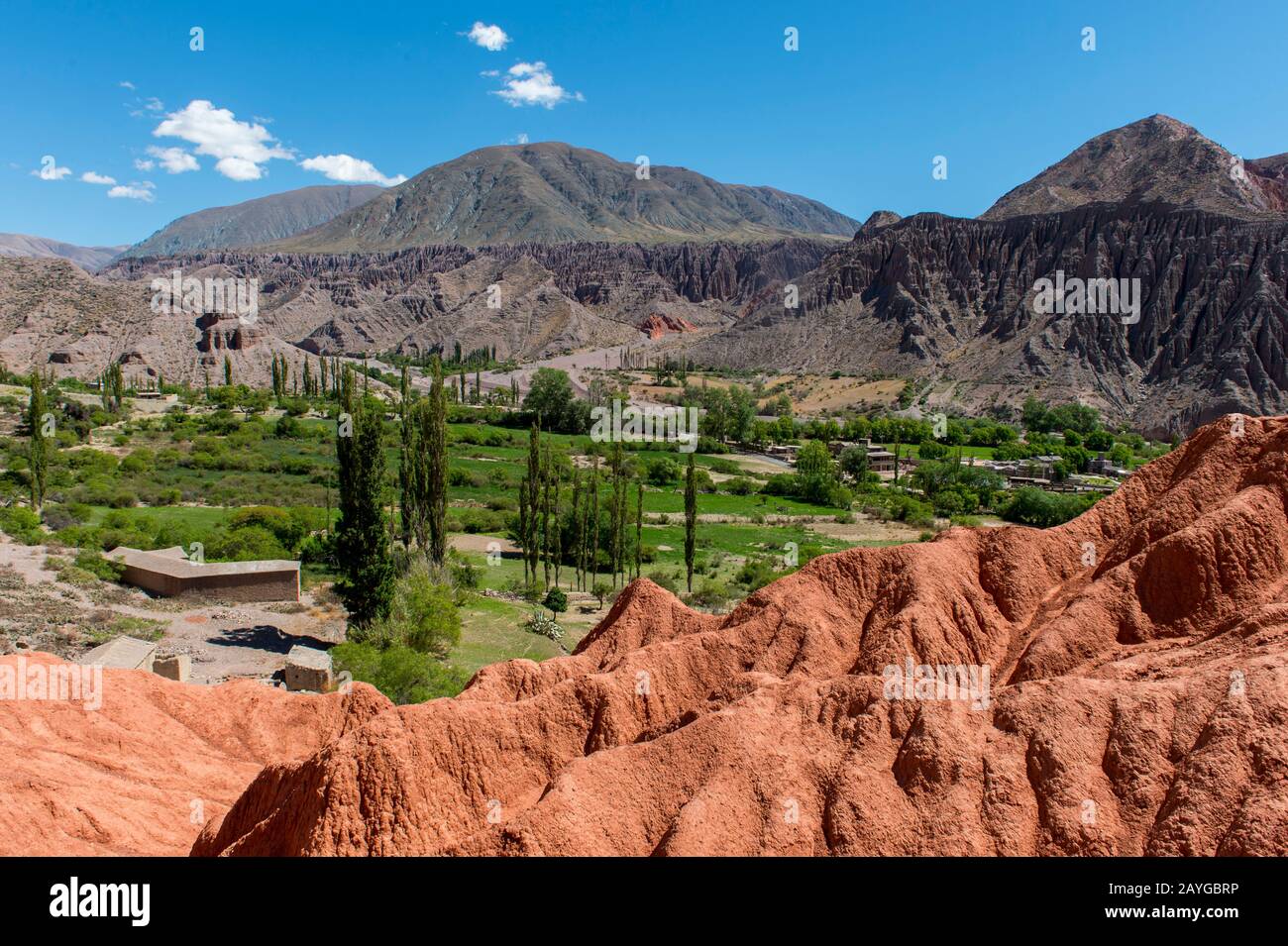 Vue sur les formations rocheuses colorées créées par l'érosion dans les Andes près de Purmamarca, province de Jujuy, Argentine. Banque D'Images