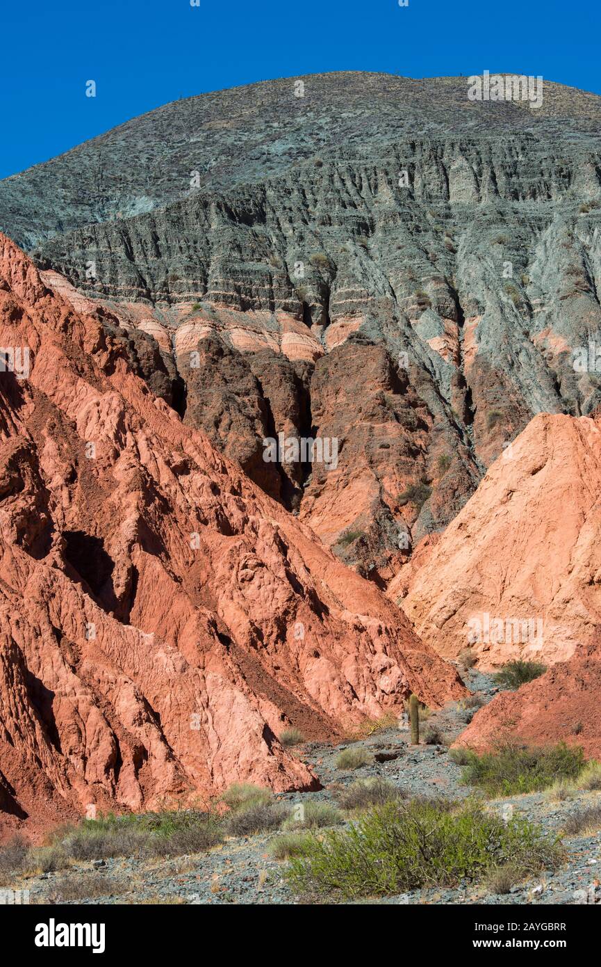 Formations rocheuses colorées créées par l'érosion dans les Andes près de Purmamarca, province de Jujuy, Argentine. Banque D'Images