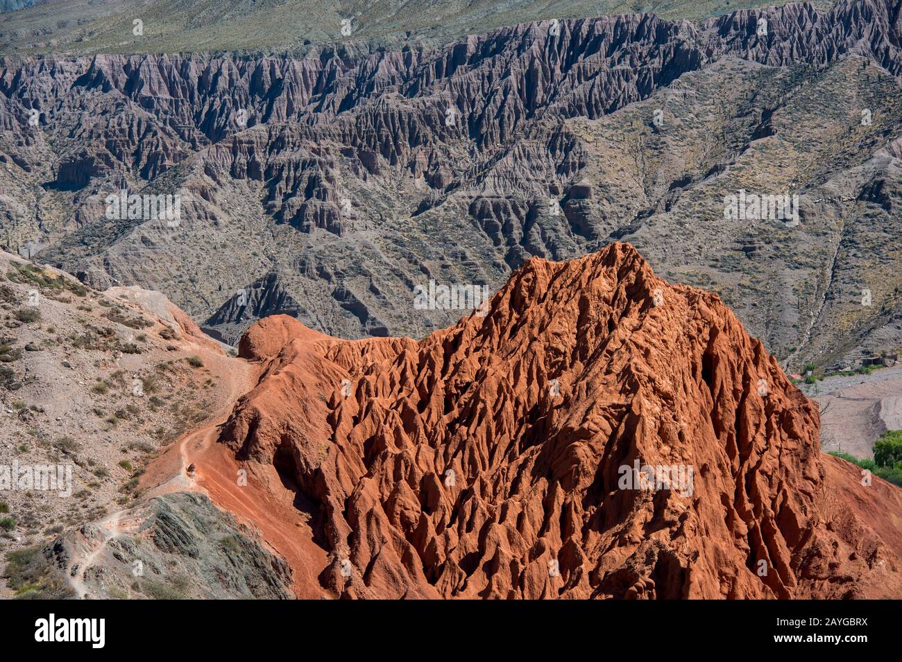 Vue sur les formations rocheuses colorées créées par l'érosion dans les Andes près de Purmamarca, province de Jujuy, Argentine. Banque D'Images