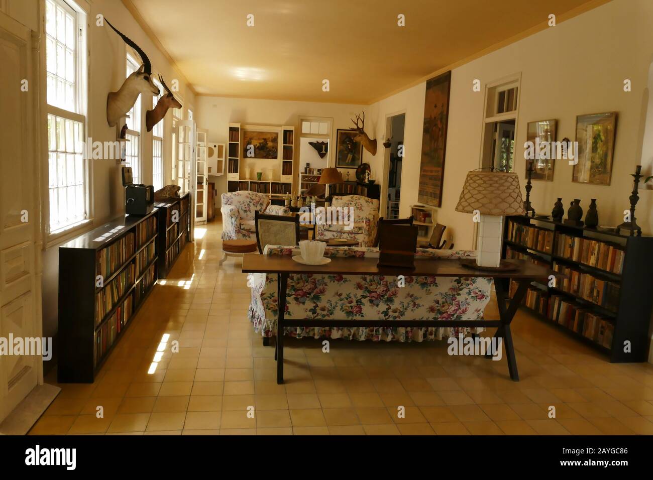 Intérieur de la maison d'Ernest Hemingway à la Havane, Cuba. Salon avec chaises et bibliothèque. Hemingway est un écrivain américain Banque D'Images