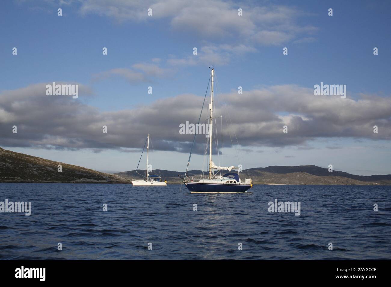 Deux yachts à voile ancrés dans la baie de Loch na Uidhe, Taransay, les îles occidentales Banque D'Images