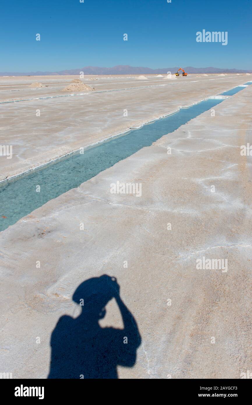 Autoportrait sur des salines à Salinas grandes dans les Andes, province de Jujuy, Argentine. Banque D'Images