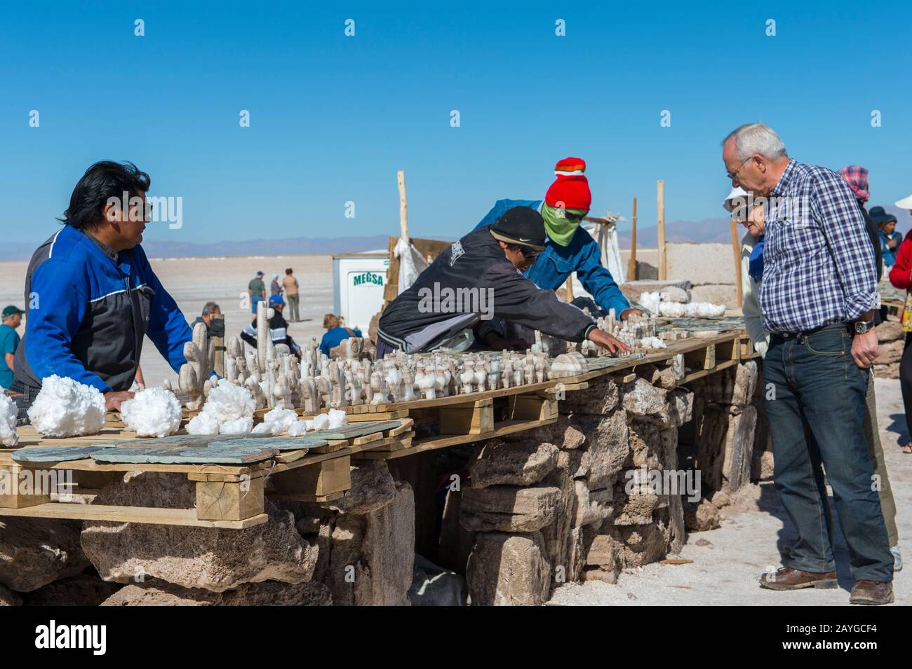 Des souvenirs se tiennent à l'appartement salin Salinas grandes dans les Andes, province de Jujuy, Argentine. Banque D'Images