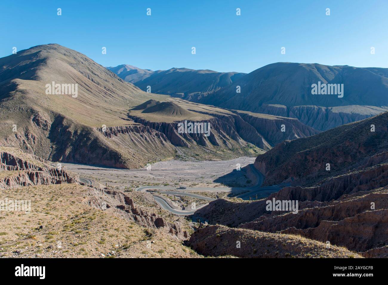 Vue depuis Lipan Pass of Highway 52 dans les Andes près de Purmamarca, province de Jujuy, Argentine. Banque D'Images