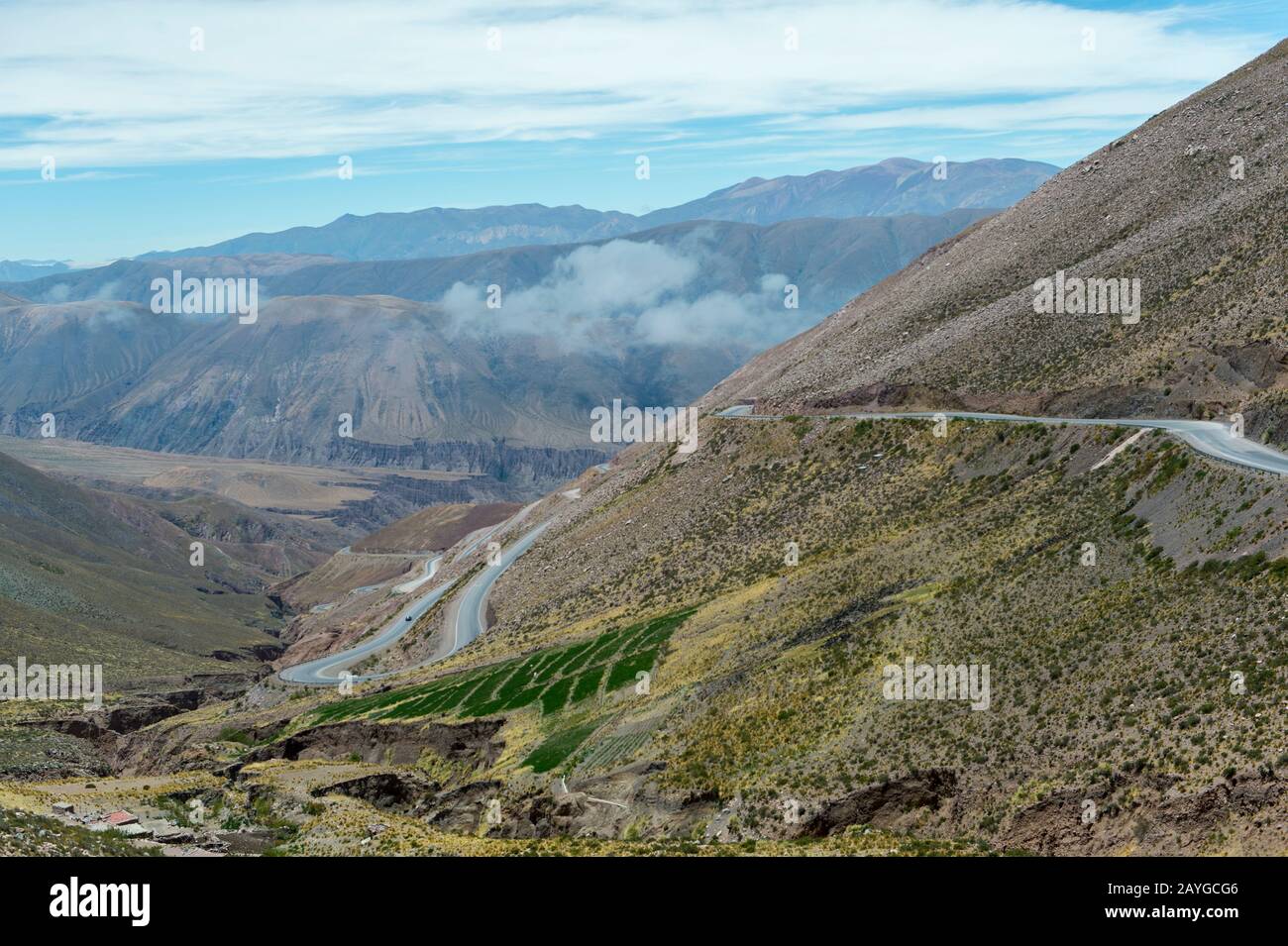 Vue depuis Lipan Pass of Highway 52 dans les Andes près de Purmamarca, province de Jujuy, Argentine. Banque D'Images