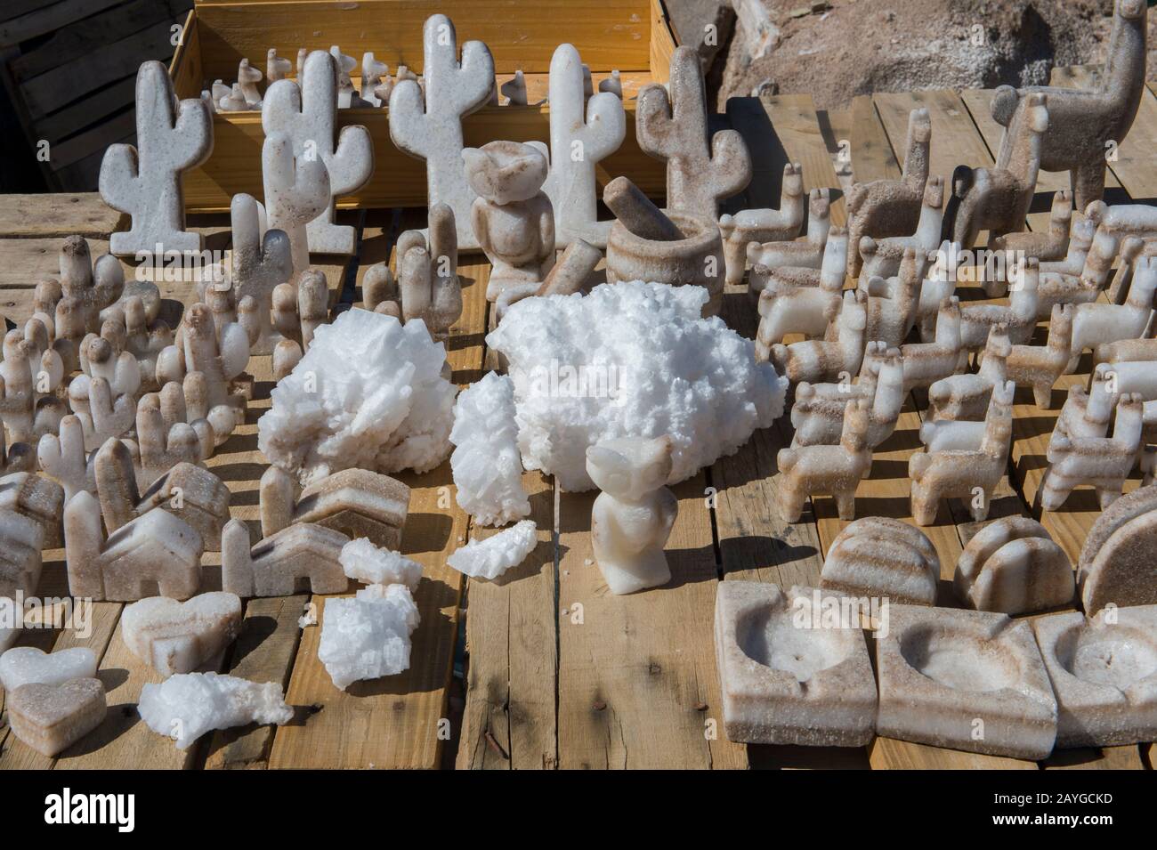 Souvenirs se tiennent avec des sculptures de sel à l'appartement salin Salinas grandes dans les Andes, province de Jujuy, Argentine. Banque D'Images