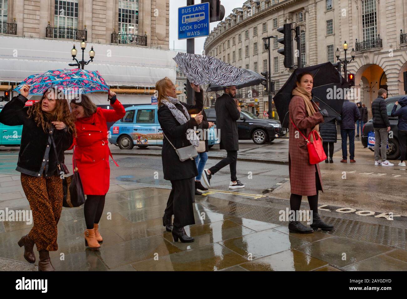 Londres, Royaume-Uni. 15 février 2020. Piccadilly Circus. Pluie et vent croissant dans le centre de Londres, avant l'arrivée de la tempête Denis. Penelope Barritt/Alay Live News Banque D'Images