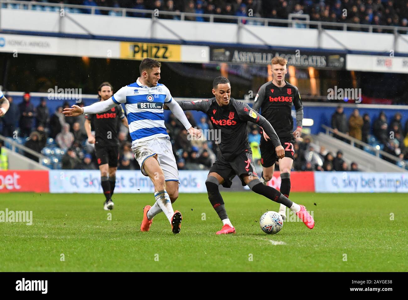 Stade Loftus Road, Londres, Royaume-Uni. 15 février 2020. 15 février 2020. Londres, ANGLETERRE - 15 FÉVRIER Tom Ince of Stoke City Shoots at Goal pendant le match du championnat Sky Bet entre Queens Park Rangers et Stoke City au stade Loftus Road, Londres le samedi 15 février 2020. (Crédit: Ivan Yordanov | MI News)la photographie ne peut être utilisée qu'à des fins de rédaction de journaux et/ou de magazines, licence requise à des fins commerciales crédit: Mi News & Sport /Alay Live News Banque D'Images