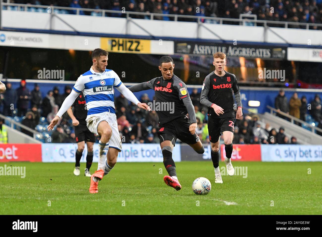 Stade Loftus Road, Londres, Royaume-Uni. 15 février 2020. 15 février 2020. Londres, ANGLETERRE - 15 FÉVRIER Tom Ince of Stoke City Shoots at Goal pendant le match du championnat Sky Bet entre Queens Park Rangers et Stoke City au stade Loftus Road, Londres le samedi 15 février 2020. (Crédit: Ivan Yordanov | MI News)la photographie ne peut être utilisée qu'à des fins de rédaction de journaux et/ou de magazines, licence requise à des fins commerciales crédit: Mi News & Sport /Alay Live News Banque D'Images