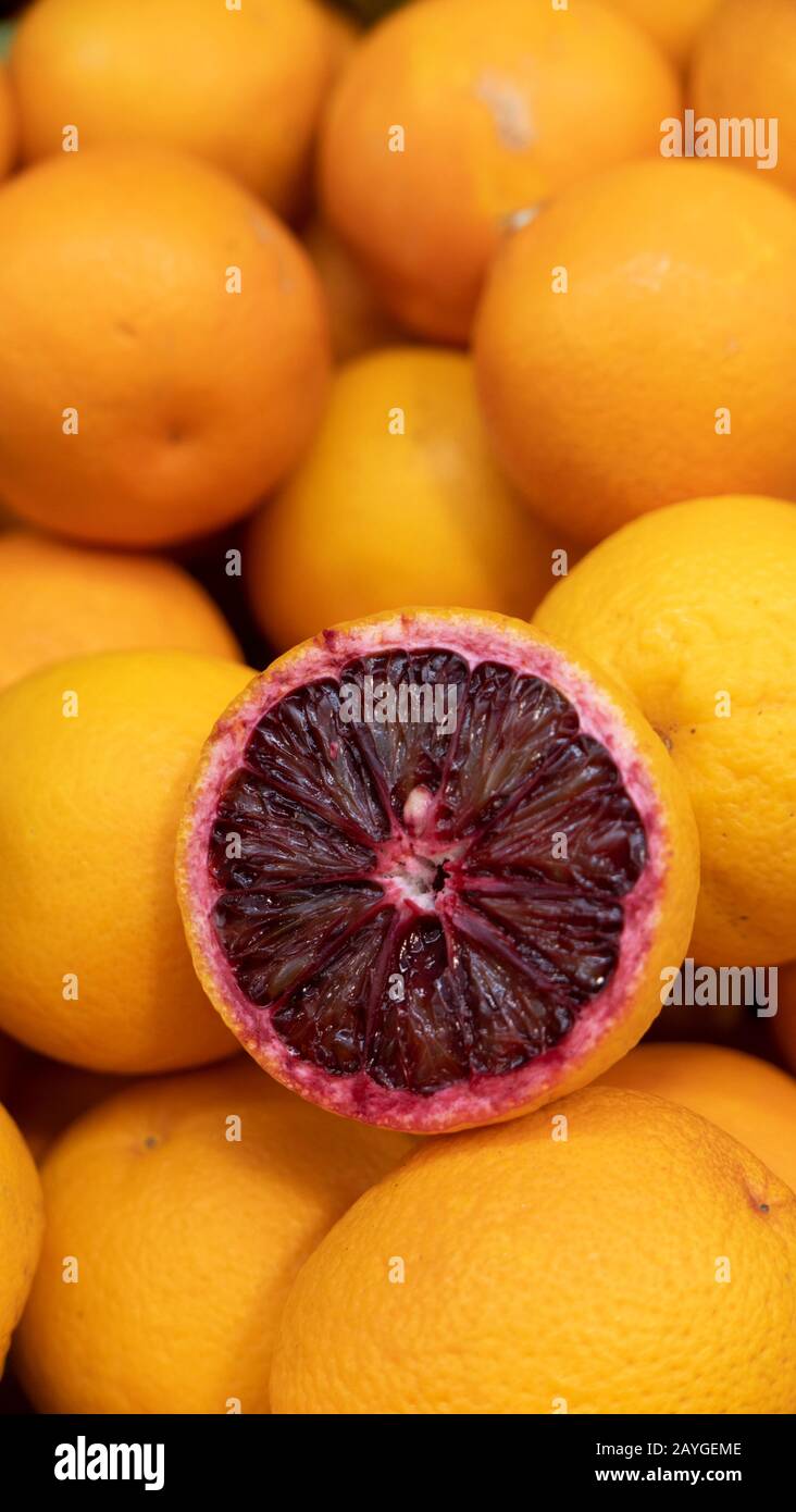 Oranges de sang en vente sur un marché à Paris, France Banque D'Images