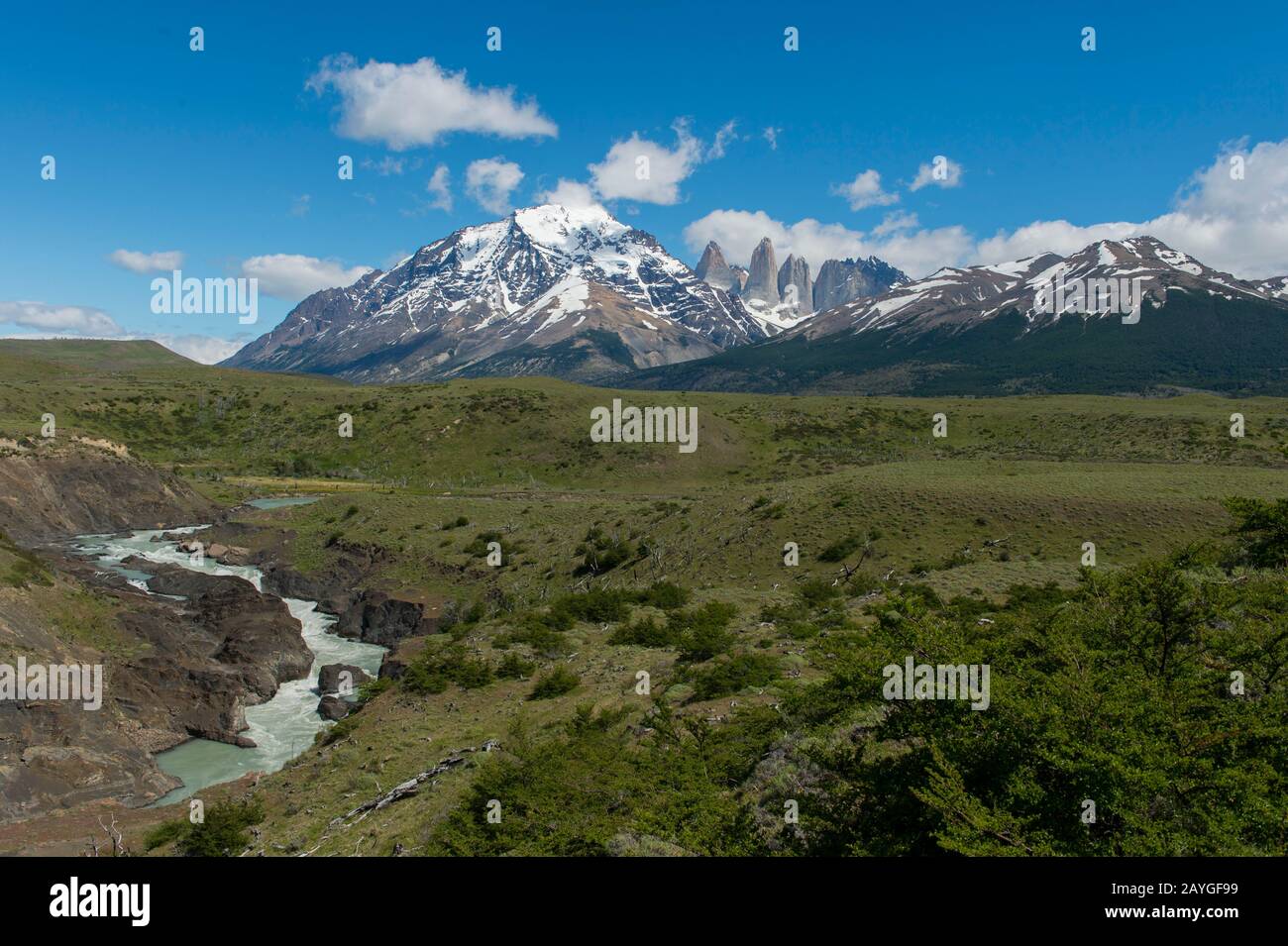 Vue sur les tours Paine et les montagnes Almirante Nieto avec la rivière Paine dans le parc national Torres del Paine, en Patagonie, au Chili. Banque D'Images