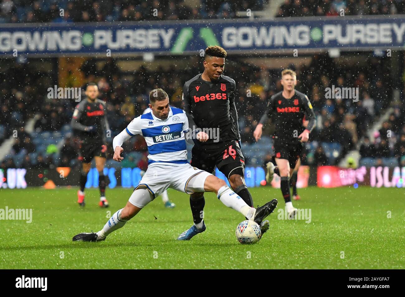 Stade Loftus Road, Londres, Royaume-Uni. 15 février 2020. Stade Loftus Road, Londres, Royaume-Uni. 15 février 2020. Londres, ANGLETERRE - 15 FÉVRIER Tirese Campbell de Stoke City batailles pour possession avec Angel Rangel de QPR lors du match de championnat Sky Bet entre Queens Park Rangers et Stoke City au stade Loftus Road, Londres le samedi 15 février 2020. (Crédit: Ivan Yordanov | MI News)la photographie ne peut être utilisée qu'à des fins de rédaction de journaux et/ou de magazines, licence requise à des fins commerciales crédit: Mi News & Sport /Alay Live News Banque D'Images