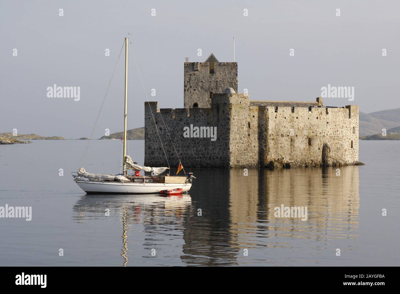 Yacht à voile à moteur en passant par le château de Kisimul, Castlebay, l'île de Barra, les îles occidentales, Ecosse Banque D'Images