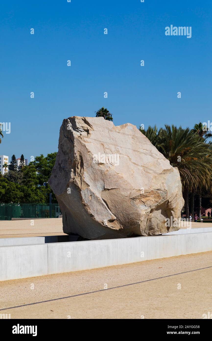 Sculpture d'art public « masse Lévitée » de Michael Heizer, 2012. Un bloc de 350 tonnes situé Resnick North Lawn au Los Angeles County Museum of Art Banque D'Images