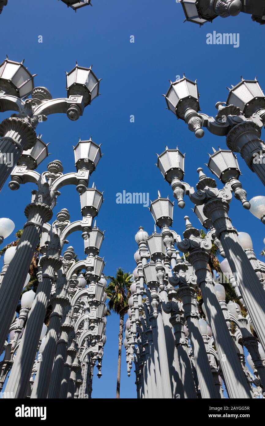 Installation de l'art « Urban Light » par Chris Burden au Los Angeles County Museum of Art, LACMA, sur Wilshire Boulevard, LA, Californie, États-Unis Banque D'Images