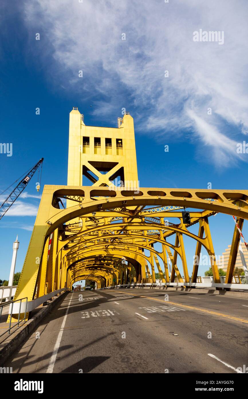 Le pont de la tour peinte en or au-dessus de la rivière Sacramento, Sacramento, Californie, États-Unis Banque D'Images