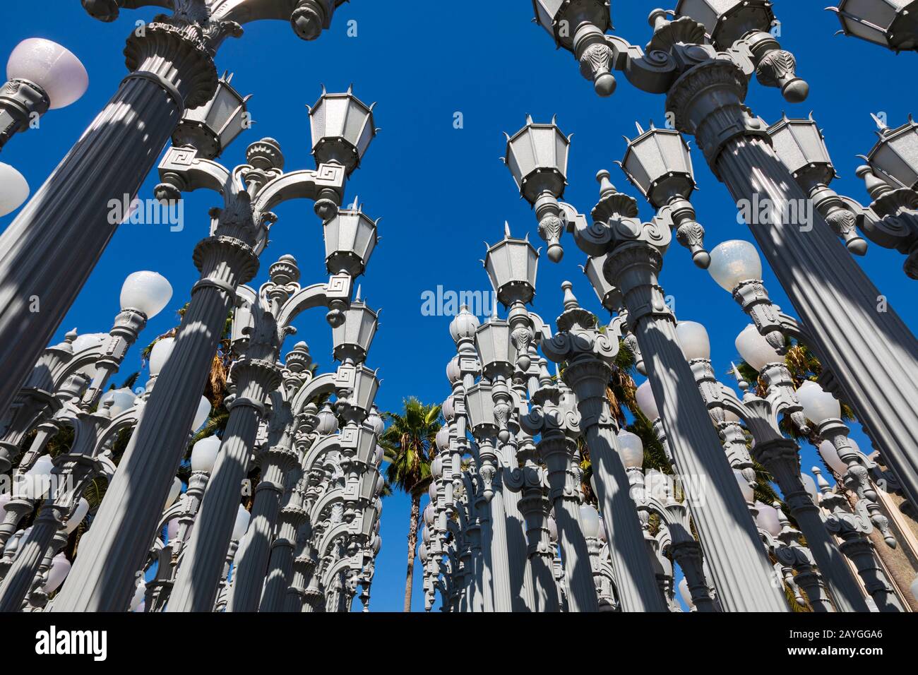 Installation de l'art « Urban Light » par Chris Burden au Los Angeles County Museum of Art, LACMA, sur Wilshire Boulevard, LA, Californie, États-Unis Banque D'Images