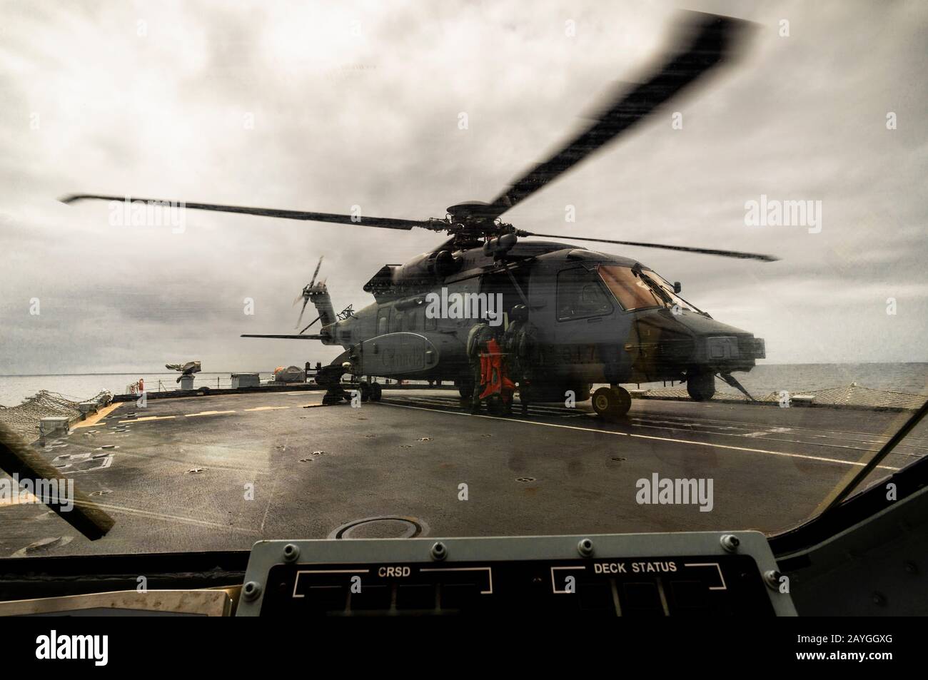 Hélicoptère CH-148 Cyclone de la Royal Canadian Air Force sur le pont d'une frégate de la Royal Canadian Navy depuis l'intérieur de la cabine de contrôle. Banque D'Images Hélicoptère CH-148 Cyclone de la Royal Canadian Air Force sur le pont d'une frégate de la Royal Canadian Navy depuis l'intérieur de la cabine de contrôle. Banque D'Images