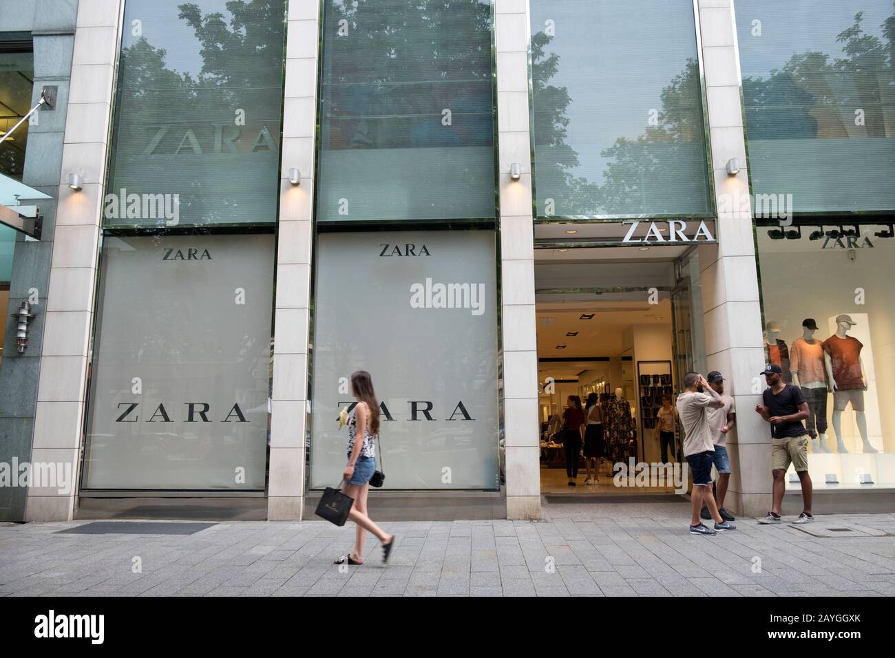 Zara magasin de vêtements Dusseldorf Allemagne Photo Stock - Alamy