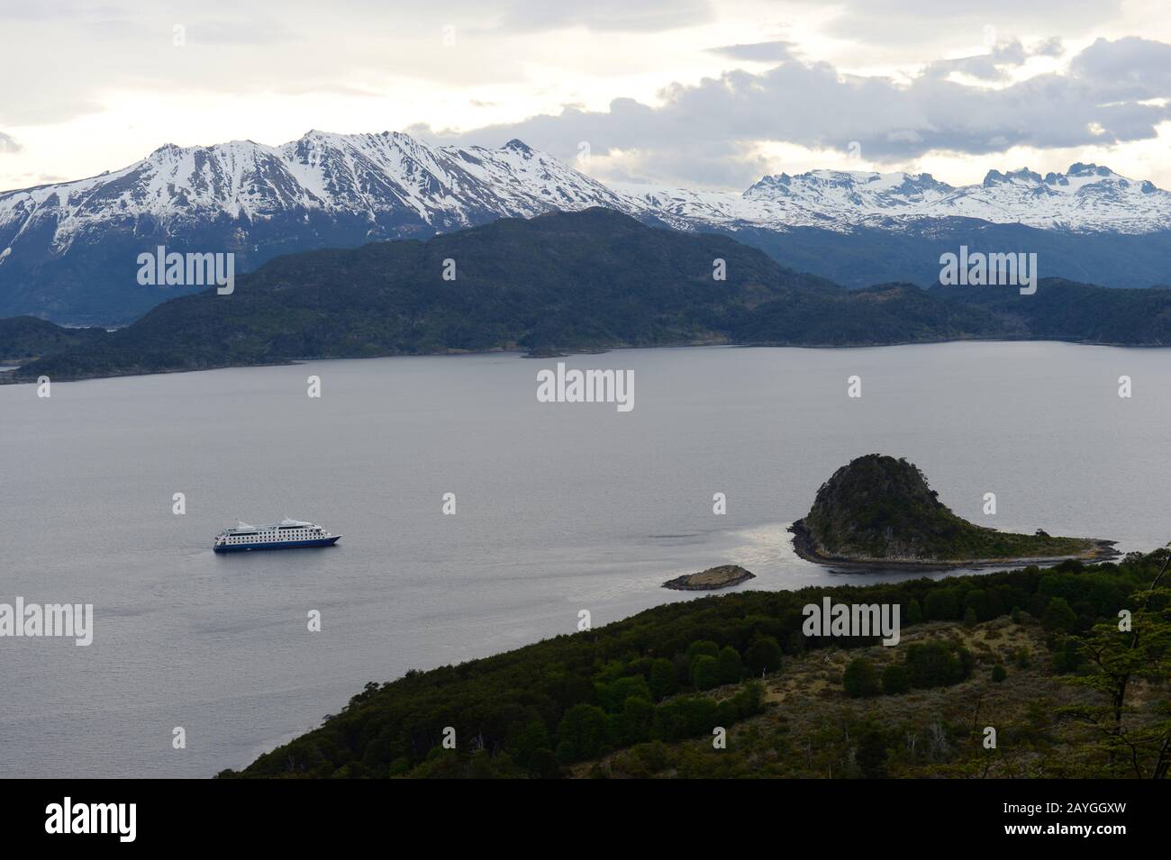 Le bateau de croisière Ventus Australis est à l'ancre à Bahia Wulaia, une baie sur la rive ouest de Isla Navarino le long de la Murray Channel dans le sud du Chili. Banque D'Images