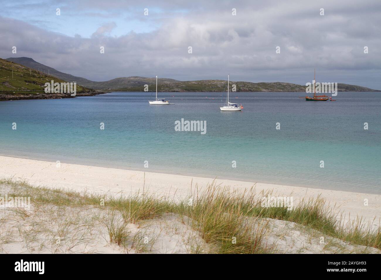 Yachts à voile à l'ancre, baie de Vatersay, Vatersay, îles occidentales, Ecosse Banque D'Images