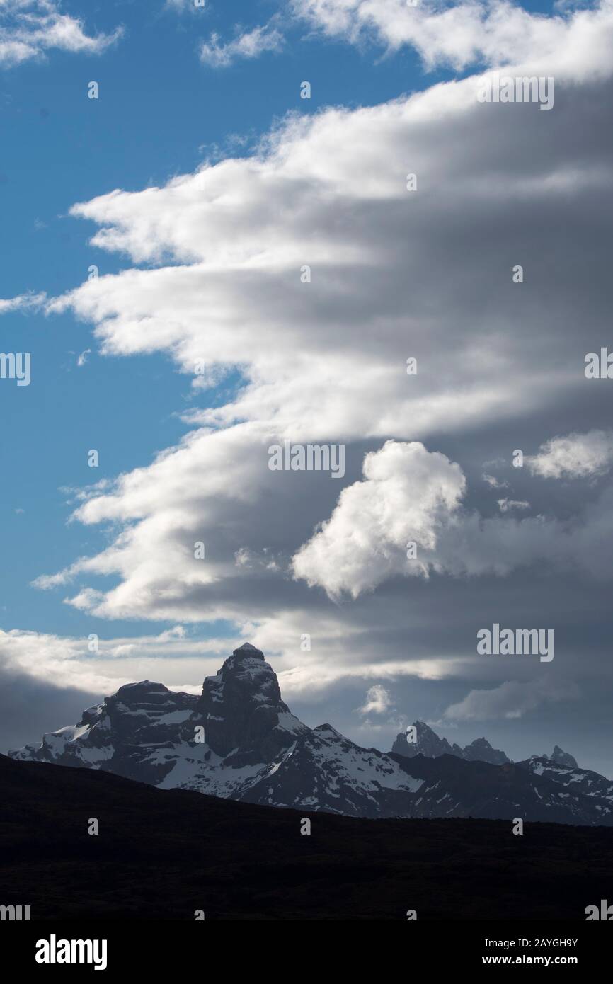 Vue sur les montagnes près du détroit d'Agostini, Cordillera Darwin, à Tierra del Fuego, dans le sud du Chili. Banque D'Images