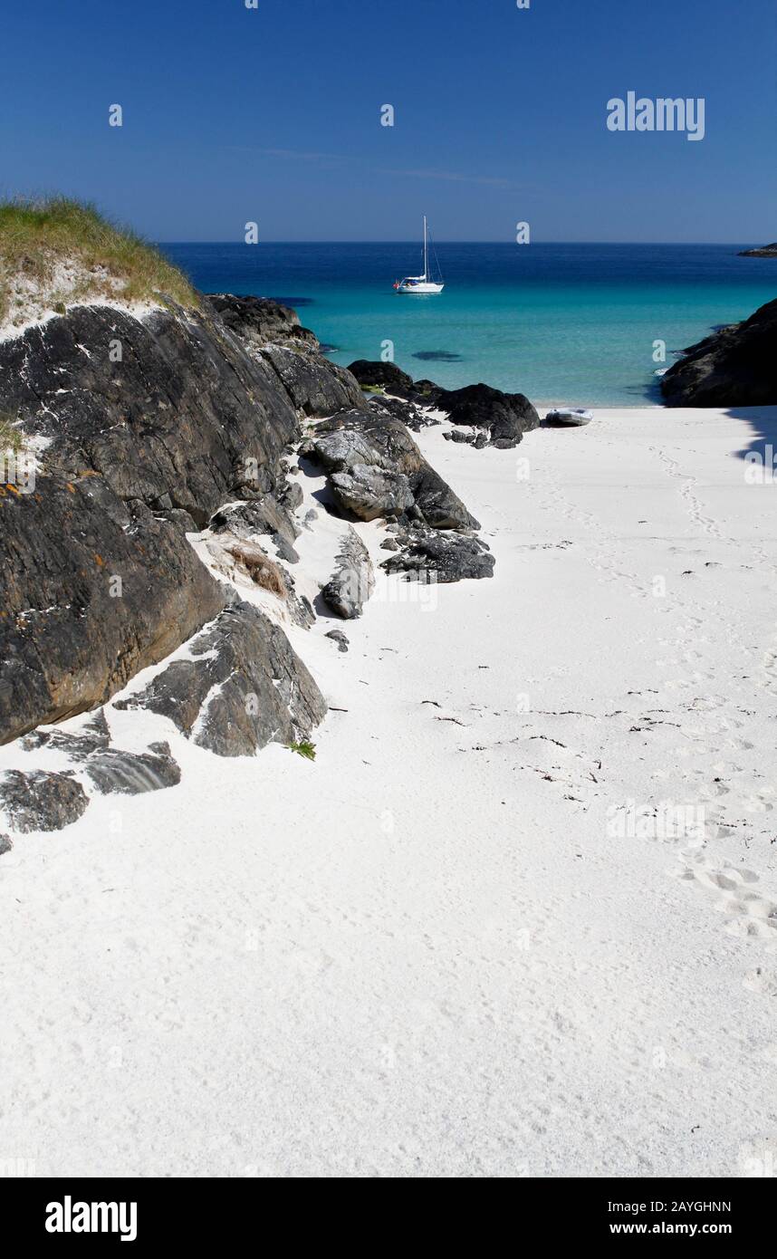 Yacht à voile ancré à Sandray, Bishop's Isles, Western Isles, Ecosse Banque D'Images