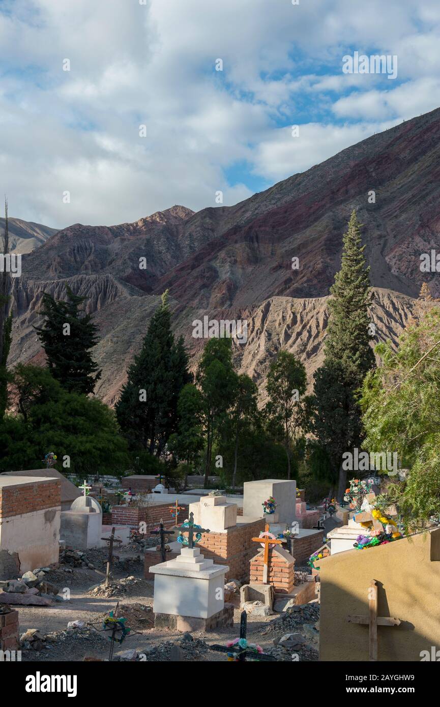 Le cimetière de Purmamarca dans la province de Jujuy, en Argentine. Banque D'Images