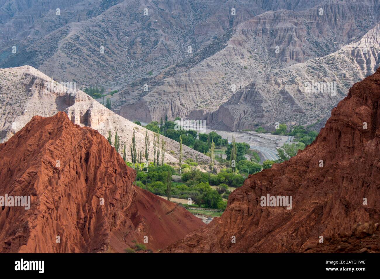 Formations rocheuses colorées créées par l'érosion dans les Andes près de Purmamarca, province de Jujuy, Argentine. Banque D'Images