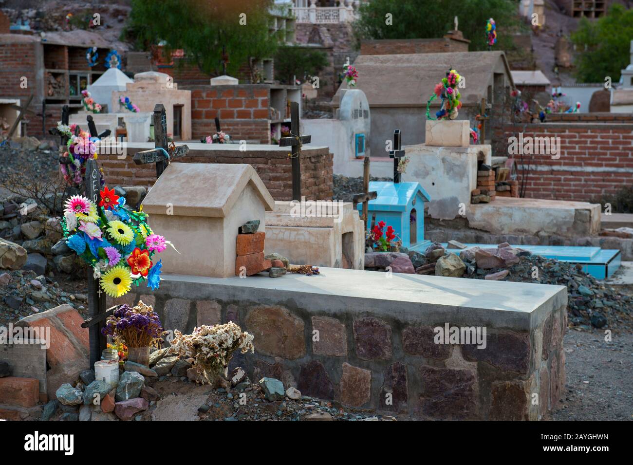 Le cimetière de Purmamarca dans la province de Jujuy, en Argentine. Banque D'Images