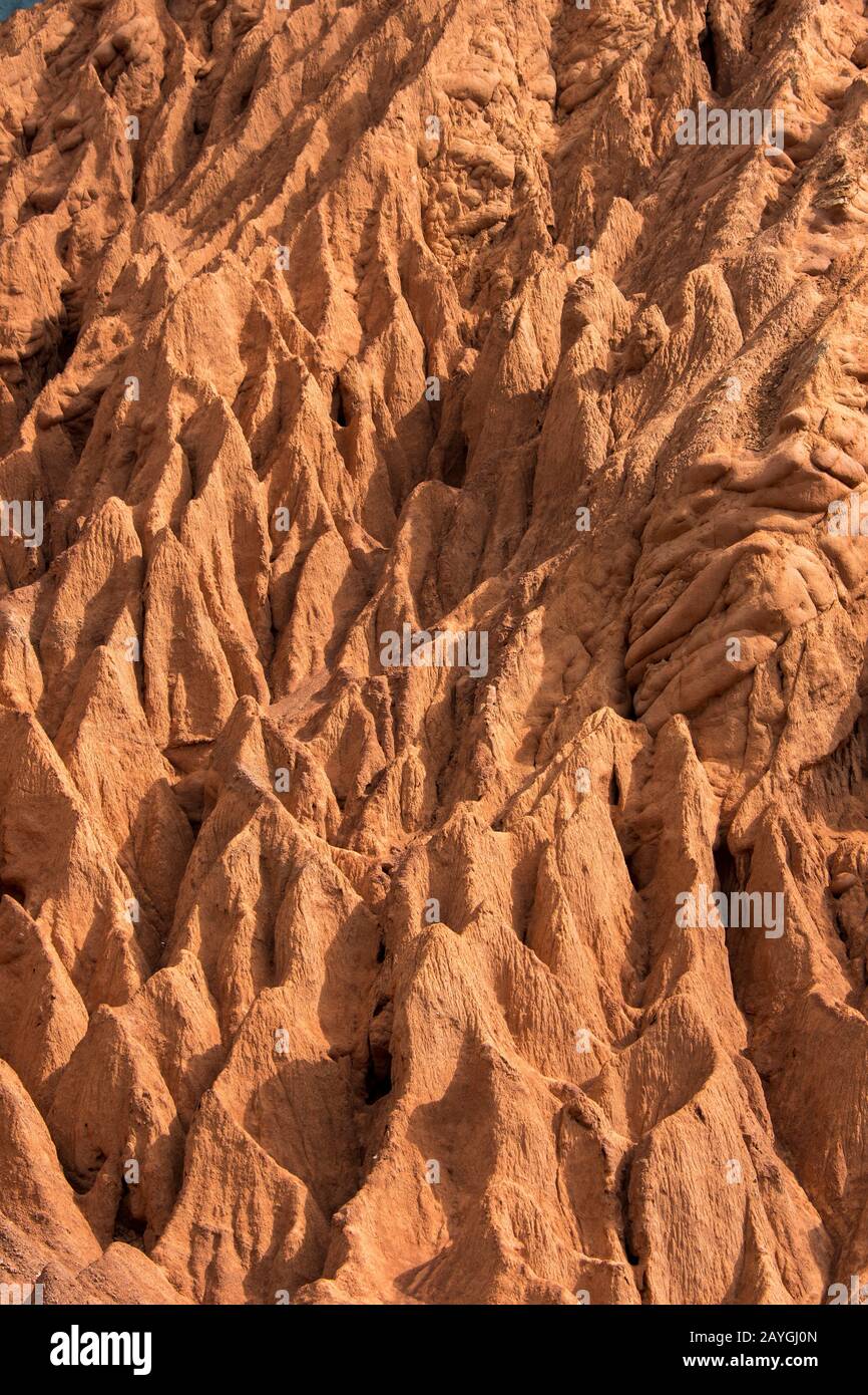 Détail des formations rocheuses colorées créées par l'érosion dans les Andes près de Purmamarca, province de Jujuy, Argentine. Banque D'Images