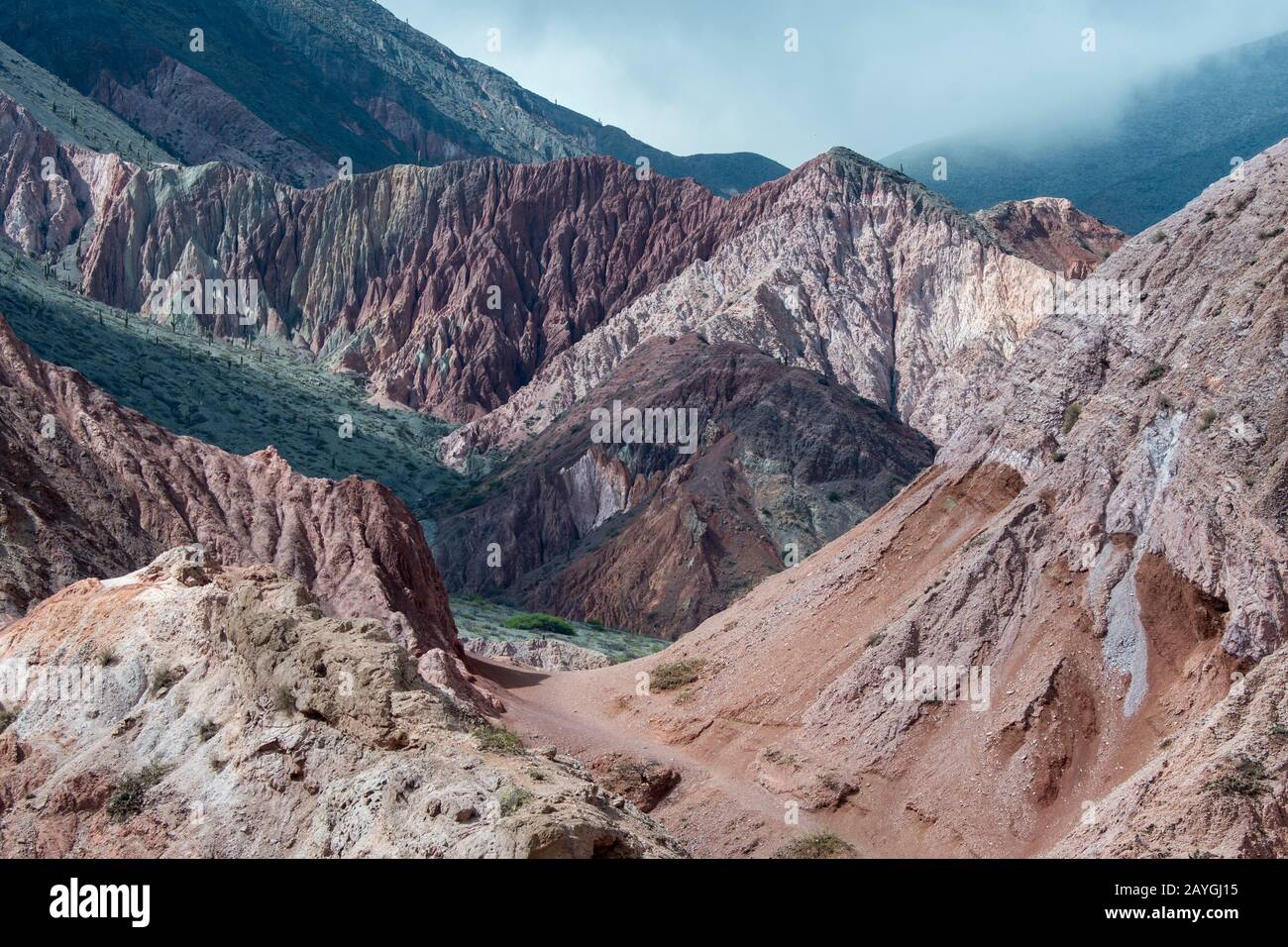 Vue sur les formations rocheuses colorées dans les Andes dans Purmamarca, province de Jujuy, nord-ouest de l'Argentine. Banque D'Images