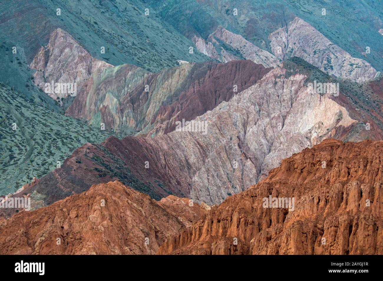 Formations rocheuses colorées créées par l'érosion dans les Andes près de Purmamarca, province de Jujuy, Argentine. Banque D'Images