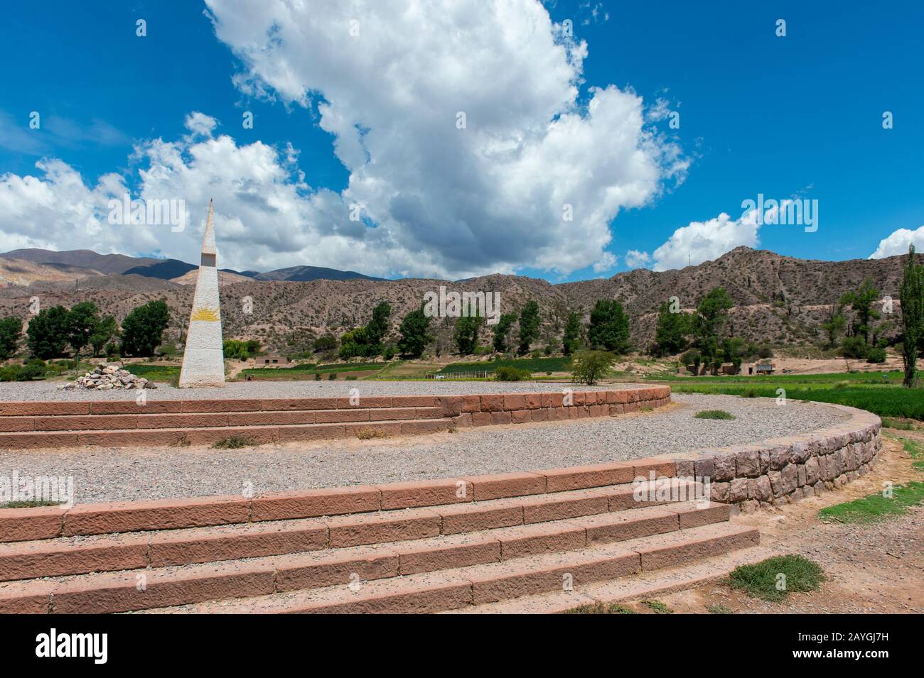 Un cadran solaire marque la latitude du tropique du Capricorne dans la vallée de Quebrada de Humahuaca, dans les Andes, dans la province de Jujuy, en Argentine. Banque D'Images