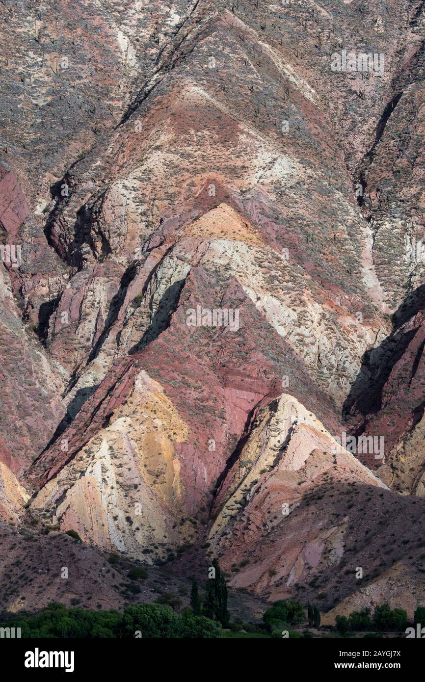 Formations rocheuses colorées et érosion sur une colline dans les Andes près de Purmamarca, province de Jujuy, Argentine. Banque D'Images